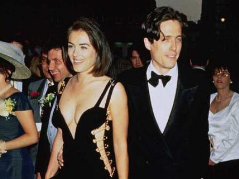 Elisabeth Hurley, in Versace, per la prima di Quattro matrimoni e un funerale