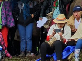 Los Nasa provienen de la Madre Tierra y forman parte de ella antes de nacer y después de morir. Pueblo nasa reunido en el Cabildo de Jambaló, 2019, Departamento del Cauca, Colombia
