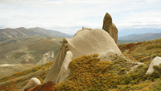 Montaña y rocas grandes
