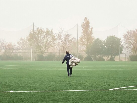 Il calcio italiano oggi si muove in una zona intermedia, sospeso tra la memoria di un passato dominante e la consapevolezza di un presente ridimensionato