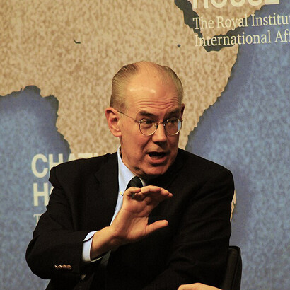Autoren wie Hans Morgenthau, Kenneth Waltz oder John Mearsheimer stehen für unterschiedliche Varianten dieses Denkens. Gemeinsam ist ihnen die Annahme, dass Außenpolitik nicht von Wunschbildern ausgehen darf, sondern von Macht, Verwundbarkeit und Eigeninteresse. Bild: John Mearsheimer, Professor of Political Science, University of Chicago. Aufnahme im Chatham House, 2015