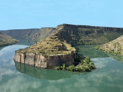 Rumkale (Hromkla), ruinas de una fortaleza junto al Éufrates, cerca de Gaziantep, se encuentran bajo el castillo  en el punto de confluencia del río Éufrates y del arroyo Merzimen, en el sureste de Turquía
