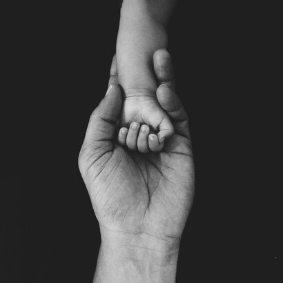 Los jóvenes parecen habitar un mundo sin dioses ni raíces, mientras los mayores recuerdan cuando esos símbolos daban forma a la existencia