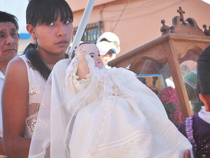 Mujer lleva al Niñopan en la procesión, Xochimilco, México