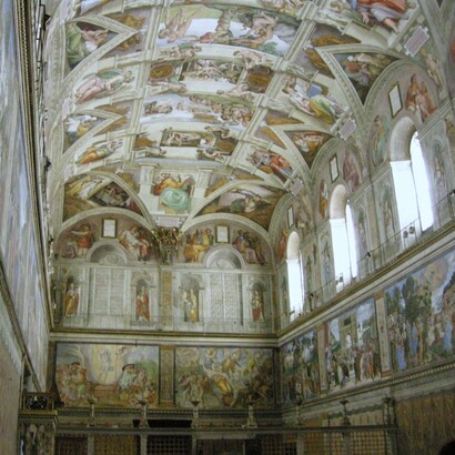 Ancora oggi rappresenta un simbolo straordinario dell’arte, della storia e della spiritualità occidentale. Il soffitto raffigura episodi della Genesi, tra cui la celebre Creazione di Adamo. Cappella Sistina, Città del Vaticano