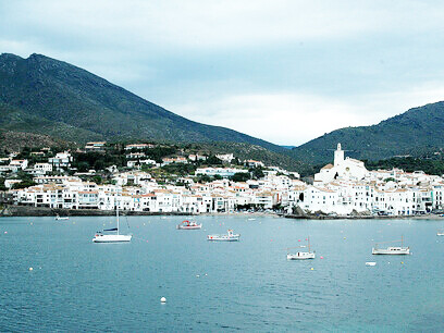 Visitar los acantilados y el choque de verde pino y azul marino.Frente marítimo de Cadaqués e Iglesia parroquial de Santa Maria, España