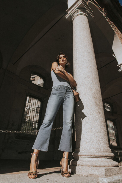 Bell Bottom Crop: Versione cropped del classico pantalone bell bottom, si contraddistingue per la parte finale leggermente svasata, poco sopra la caviglia
