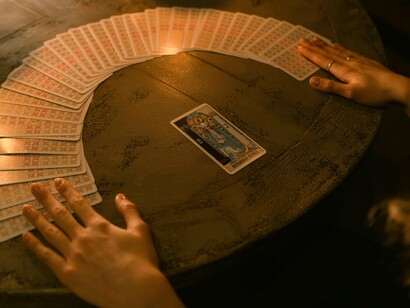 Tiragem de tarot. Embelezada com o correr do tempo, uma de suas versões combina com o simbolismo maternal que se atribui à estampa: segundo tal versão, a papisa teria ficado grávida de um dos seus familiares e, como não se recolheu na época devida, o parto teria se dado em plena rua, durante uma procissão entre a igreja de São Clemente e o palácio de Latrão