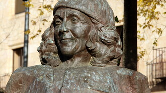 Carmen Martín Gaite. Detalle del Monumento a Carmen Martín Gaite, obra en bronce y granite gris de la escultora española Narcisa Vicente Rodríguez. La escultura, de 280 cm de altura, fue inaugurada en la plaza de los Bandos de Salamanca el 8 de diciembre de 2000, meses después de la muerte de la escritora