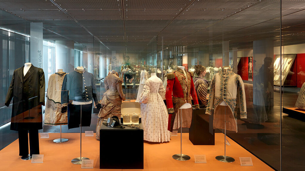 Changing clothes, exhibition view. Courtesy of Germanisches Nationalmuseum