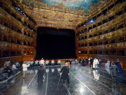 Un inedito allestimento registico con scene e costumi di Joan Anton Rechi 