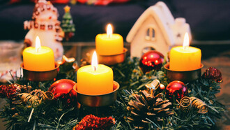 La Corona de Adviento, con sus cuatro velas, marca el inicio de un tiempo de preparación espiritual que anticipa la llegada de la Navidad