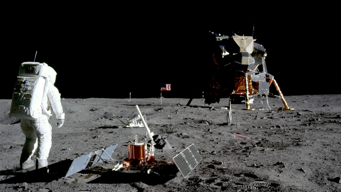 El astronauta Buzz Aldrin en la superficie lunar con el módulo lunar (LM) Eagle durante la actividad extravehicular del Apolo 11 (EVA)