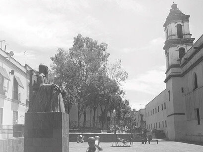 Antiguo convento de san Jerónimo, Ciudad de México, presidido por una escultura de sor Juana