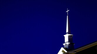 Cruz no topo de uma igreja