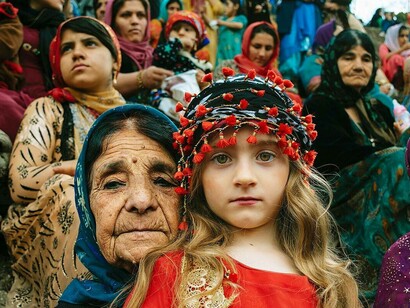 Una nonna e sua nipote assistono alla cerimonia del Nowruz, foto scattata nel 2017 in uno dei villaggi del Kurdistan, Iran