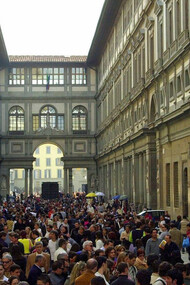Una folla di turisti invade gli Uffizi