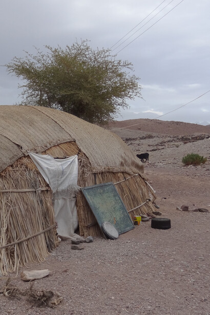 El capitalista sólo desea invertir más para dar más trabajo y así hacer la felicidad del currante. Pobreza en Irán, 2012, Kerman — Balochestan provincia