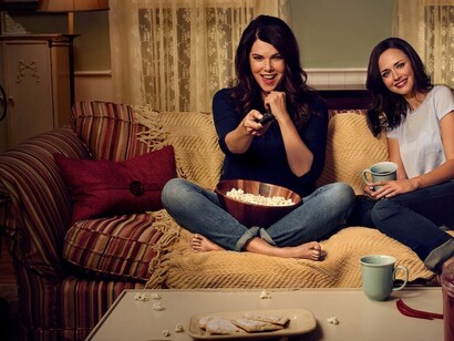 Gilmore Girls' Mom and daughter watching tv