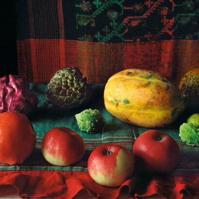 Patrick Faigenbaum, Arrangement de fruits, Dover Lane, Ballygunge, Kolkata sud, octobre 2014, Tirage jet d’encre, pigmentaire, 52,5 x 66 cm © Courtesy Patrick Faigenbaum et Galerie Nathalie Obadia, Paris/Bruxelles