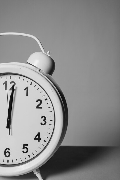 El reloj marcaba las tres y treinta y tres. Estas serían las primeras de muchas noches sin precedente