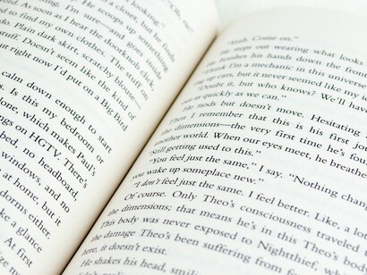 Ragazza in biblioteca che legge. La BILL infatti prevede due percorsi da realizzare, entrambi necessari perché effettivamente si possa radicare una abitudine alla lettura e all’uso dei libri tra bambini e bambine, ragazzi e ragazze