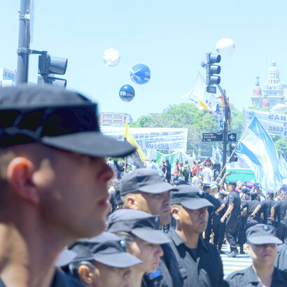 Efectivos de la Policía resguardan la manifestación del pasado 24 de enero en la ciudad de Buenos Aires, Argentina