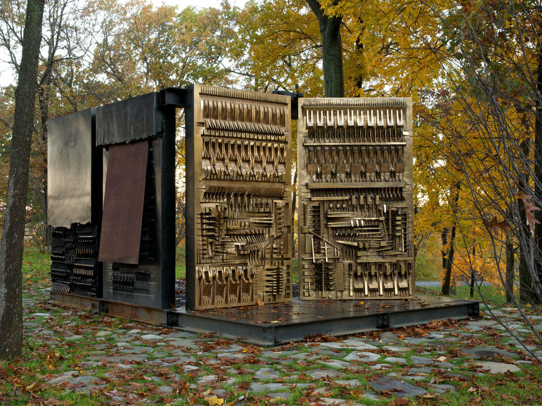 Arnaldo Pomodoro, The Pietrarubbia Group: il fondamento, l'uso, il rapporto, 1975-1976	bronzo, ferro, fiberglass e marmo, 280 x 530 x 360 cm (foto Jerry L. Thompson). Courtesy of Palazzo Reale