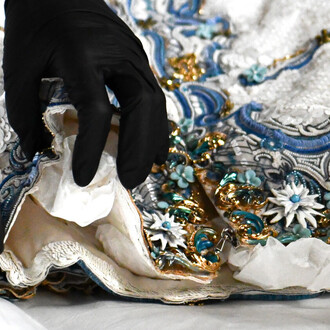 Louvre couture. Art and fashion: statement pieces, exhibition view. Courtesy of Musée du Louvre