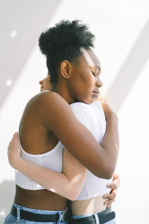 Verso sera Anna partì per Milano, dove l’indomani doveva tenere una conferenza. Nonostante il silenzio tombale in casa, Elisa non chiuse occhio. Alle prime luci dell’alba s’infilò gli stivali di gomma e si inoltrò nei prati avvolti dalla rugiada