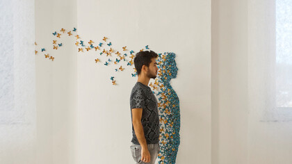 Ritratto di Michael Gambino. Installazione realizzata sulle pareti del Musée Ianchelevici di La Louvrière, Belgio, in occasione della mostra Mental geography 
