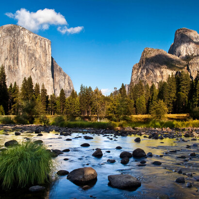 El Parque Nacional de Yosemite se extiende a través de las laderas orientales de la cadena montañosa de Sierra Nevada