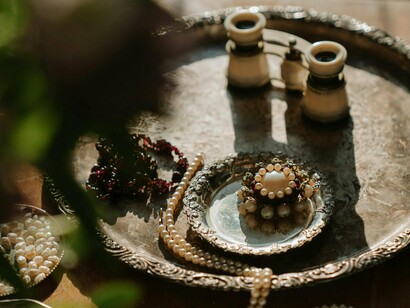 Decoração de mesa feira com pérolas. As pérolas estão a ser usadas em acessórios não convencionais