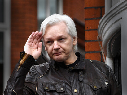 Julian Assange, que, prisionero en una cárcel de alta seguridad en Inglaterra, purga la osadía de haber puesto a disposición de quien quiera consultarlos más de 70,000 documentos «confidenciales», clasificados, que muestran las entrañas vivas del imperialismo norteamericano