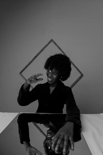 O utilitarismo defende que a felicidade é maximizada ao promover prazer e minimizar dor, influenciando a moralidade das ações