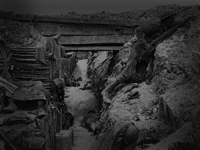 Soldados británicos dentro de una trinchera en el frente occidental durante la Primera Guerra Mundial