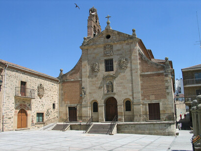 Las trazas del templo fueron realizadas por el carmelita Fray Alonso de la Madre de Dios, siendo ejecutadas las obras entre 1692 y 1695. El arquitecto dispuso la fachada en perfecta simetría, simulando los adornos una cruz Iglesia San Juan de la Cruz, Alba de Tormes, Salamanca, España
