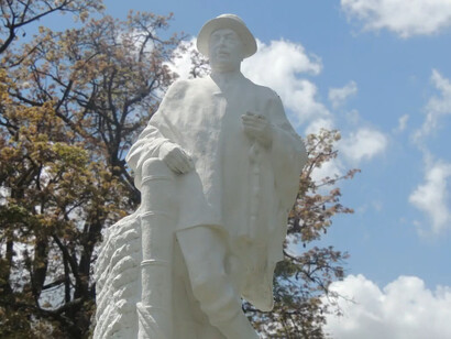 Monumento en homenaje a Raúl Videla Dorna, Plaza Adolfo Alsina, Monte, Buenos Aires, Argentina