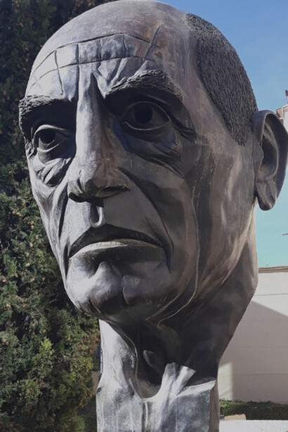 Luis Buñuel pasó su infancia en Zaragoza, donde estudió con los jesuitas hasta que acabó el bachillerato, a los 17 años. Ignacio Rodríguez Ruiz, Iñaki (1940-2018), Escultura de Luis Buñuel, 2012. CBC-Centro Buñuel Calanda, Teruel, España