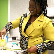 Ama, l’animateur de Mets à mots d’Afrique, se prépare à faire frire des bananes plantains pour préparer des crêpes de bananes plantains. Avec l’aimable autorisation d’Ingenium. Musée de l’agriculture et de l’alimentation du Canada. Photo prise par Akintunde Akinleye