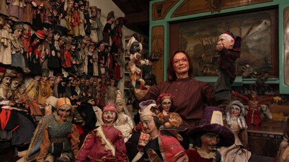 Cristina Mazzavillani Muti con i burattini della sua collezione 