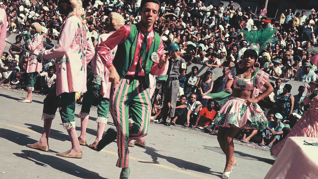 O artista Hélio Oiticica em desfile com a escola de Samba Estação Primeira de Mangueria em 1965 no Rio de Janeiro