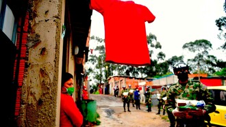 La bandera roja del hambre en Colombia