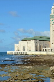 O que dizer de Casablanca? Eu posso dizer que eu não quis partir. Aquele lugar simplesmente me acorrentou, e foi exatamente no Parc de la Ligue Arabe, simples e magnífico ao mesmo tempo, que eu descansei os meus pés depois de visitar a mesquita Hassan II e o Quartier Habous. Mas, pensando bem, vou parar por aqui. O Marrocos é o tipo de lugar que tem de se ver para crer. Por mais que eu tente, escreva e me esforce, certamente não vou conseguir colocar aqui o que é esta obra-prima da raça humana. Portanto, meu caro leitor… que tal fazer as malas?