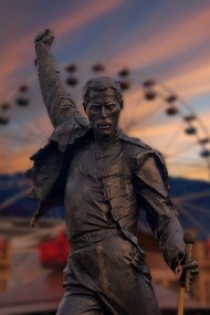 Freddie Mercury, statua. Si è conclusa il 13 settembre un’asta che rimarrà nella storia di Sotheby’s e che nonostante i pareri contrastanti ha sicuramente elettrizzato i fan della band e ha permesso al grande pubblico di rivivere l’immensità di Freddie Mercury e la Queen-mania