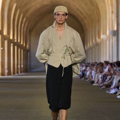 Jacquemus unveiled his 2025 collection, Le Paysan, in a captivating fashion show held at the iconic Château de Versailles, France