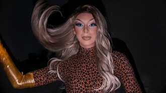 Luan Steenbock, estudante de Publicidade e Propaganda, ator de teatro e TV, apresentador, Drag Queen, Gerente de Projetos e artista múltiplo em formação, percebe nuances curiosas em uma era em que a informação circula de forma desenfreada e a avaliação da arte se mostra pouco criteriosa. Temas como comparação, autoexigência, inseguranças e perfeição são abordados nesta entrevista intensa, profunda e carregada de significados