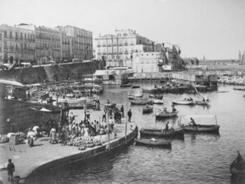 Napoli. La "napoletanità" come la definisce il *Nuovo Treccani*: “La qualità, la condizione di napoletano, l’essere e sentirsi napoletano