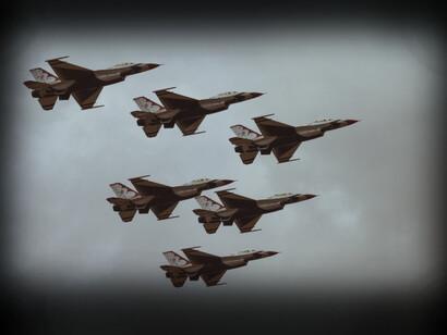 Aviões bombardeiros atacam 