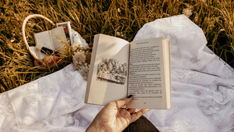 Poesía significa acción de hacer. El universo es una gran poesía, la creación es un poema